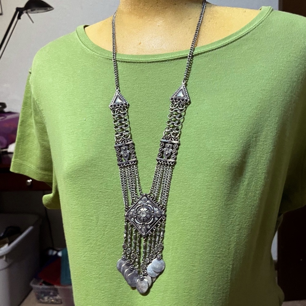 Elegant Silver Necklace With Intricate Design